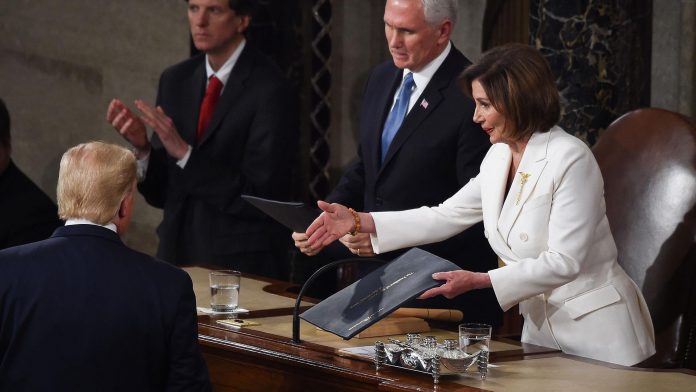 Trump tolak jabat tangan Pelosi